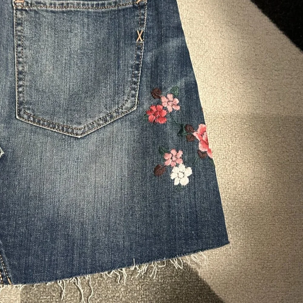 NWT‎ Express Floral Embroidered Raw Hem Jean Denim Mini Skirt Women's Size 6